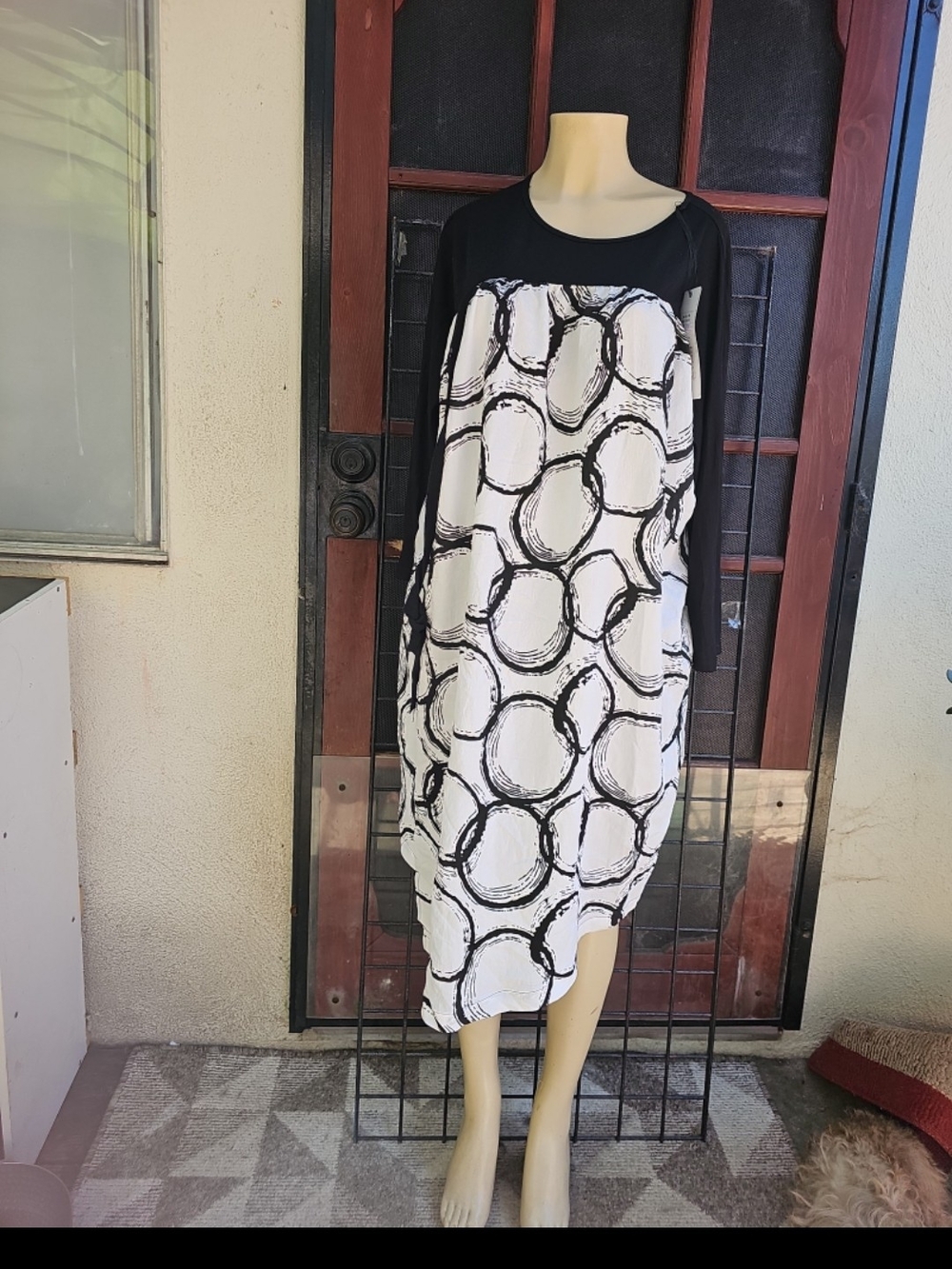 SL Fashions Black and White Long Sleeve Circle-Print Midi Dress